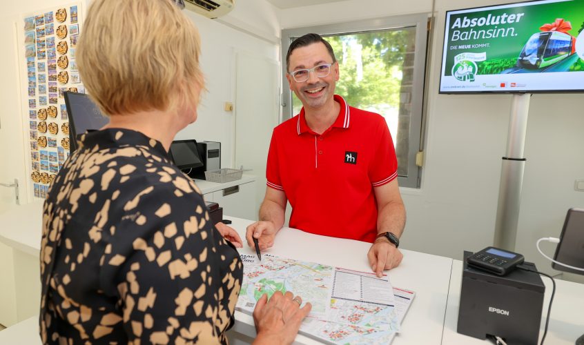 MMKT-Touristik-Abteilungsleiter Marcel Franke und Cornelia Muhl Hünicke in der neuen MMKT Touristeninformation