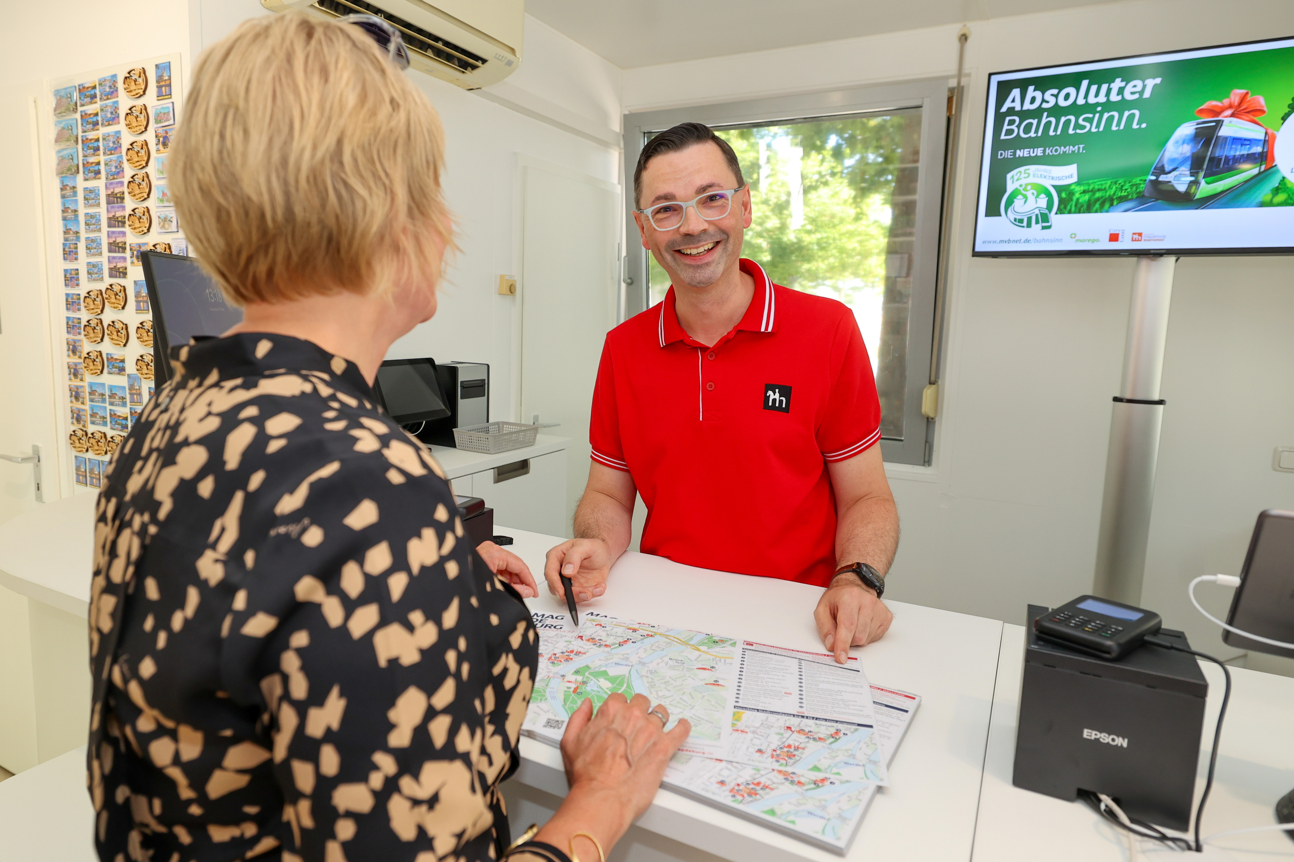 MMKT-Touristik-Abteilungsleiter Marcel Franke und Cornelia Muhl Hünicke in der neuen MMKT Touristeninformation