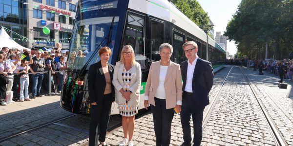 von links nach rechts: CEO der Magdeburger Verkehrsbetriebe Birgit Münster Rendel , Oberbürgermeisterin Simone Borris, Verkehrsministerin Lydia Hüsken und salstom Vertreter Holger Zimmermann bei dem 125. Jubiläum der MVB vor der neuen Flexity Straßenbahn.