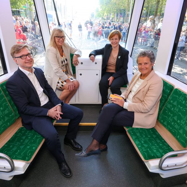 von links nach rechts: alstom Vertreter Holger Zimmermann, Oberbürgermeisterin Simone Borris, CEO der Magdeburger Verkehrsbetriebe Birgit Münster Rendel und Verkehrsministerin Lydia Hüskens bei dem 125. Jubiläum der MVB in der neuen Flexity STraßenbahn.