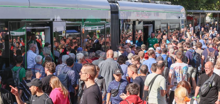 Zum 125 Jubiläum wird die neue Flexity Straßenbahn auf dem Bahnhofsvorplatz eingeweiht und darf von den Bürgern besichtigt werden.