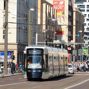 Die Flexity Straßenbahn fährt über die Otto-von-Guericke Straße