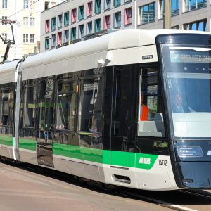 Die Flexity Straßenbahn fährt über die Otto-von-Guericke Straße