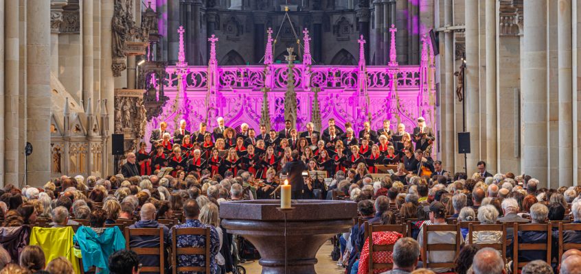 Bild aus dem Domkonzert mit dem Domchor vor dem Altar