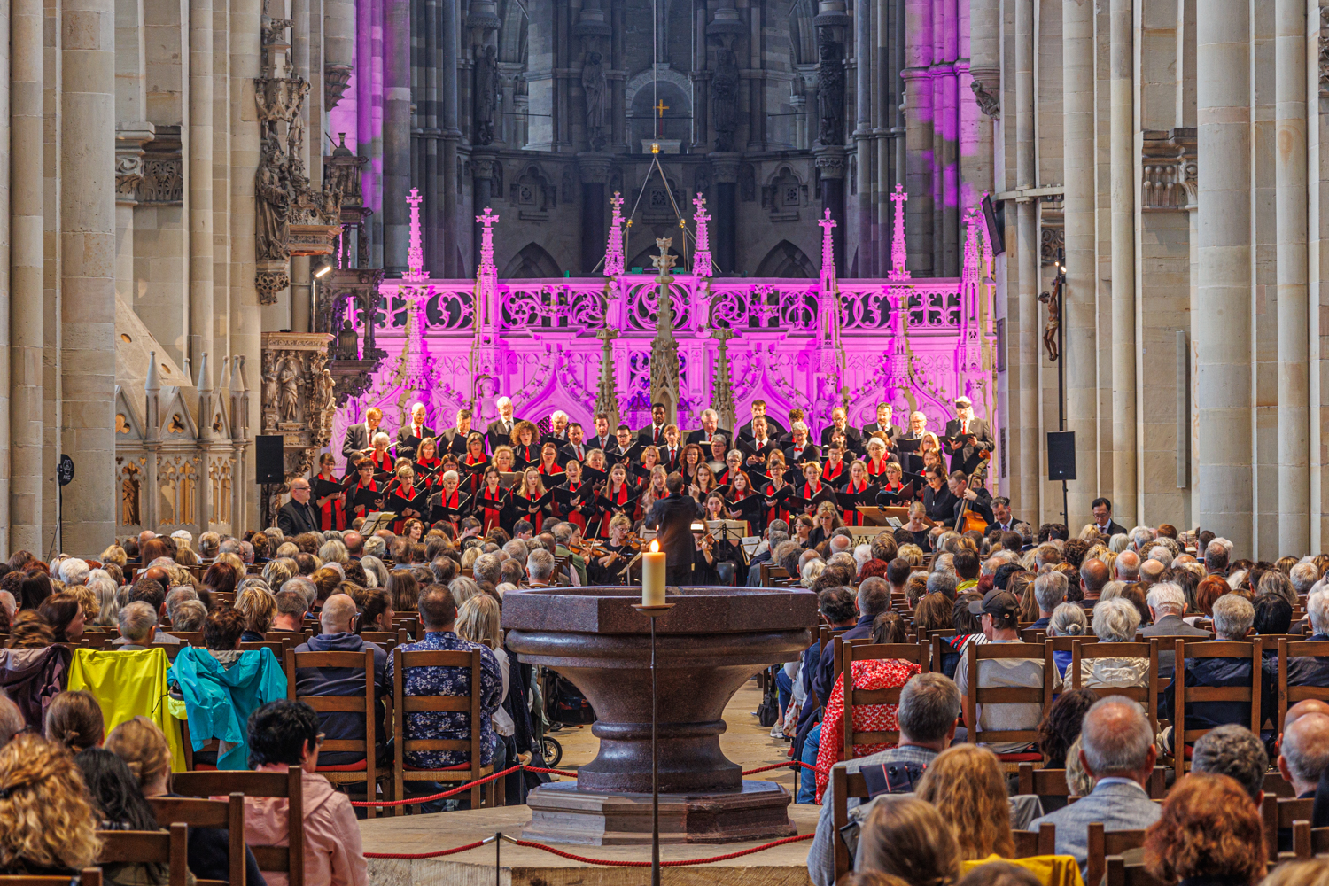 Bild aus dem Domkonzert mit dem Domchor vor dem Altar