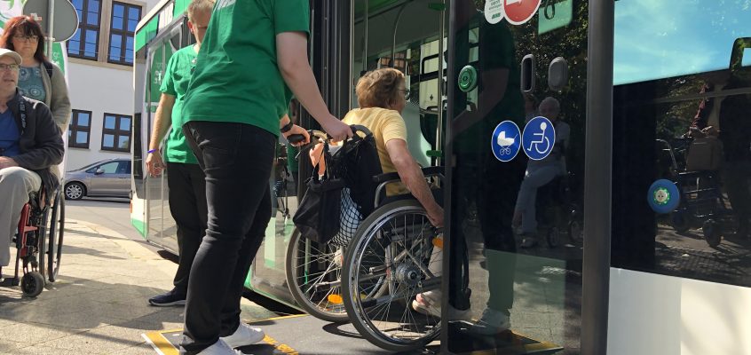 Barrierefreier Zugang für Rollstuhlfahrer in die Busse der MVB durch eine integrierte Rampe