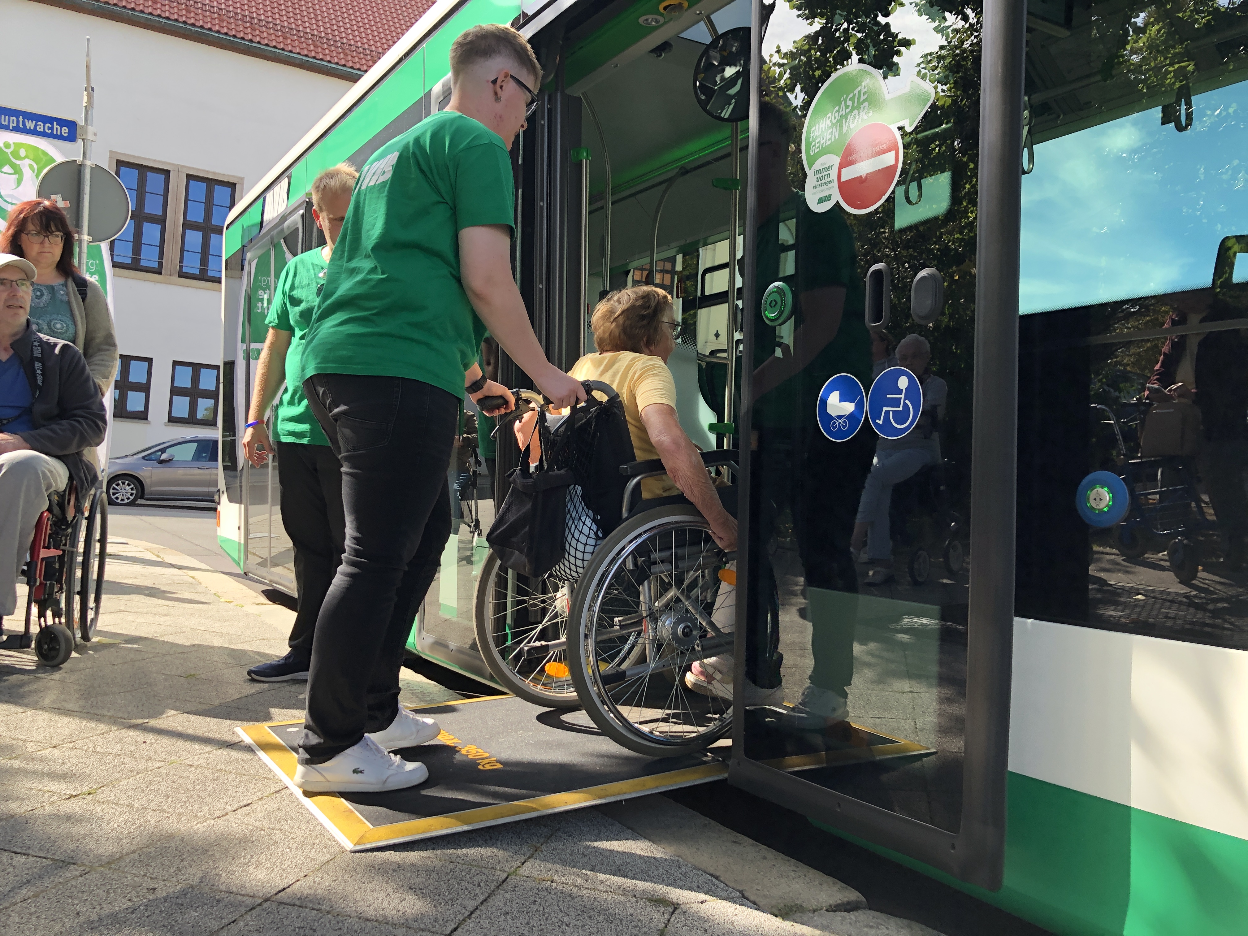 Barrierefreier Zugang für Rollstuhlfahrer in die Busse der MVB durch eine integrierte Rampe