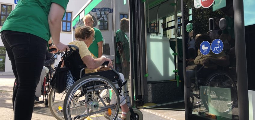 Barrierefreier Zugang für Rollstuhlfahrer in die Busse der MVB durch eine integrierte Rampe