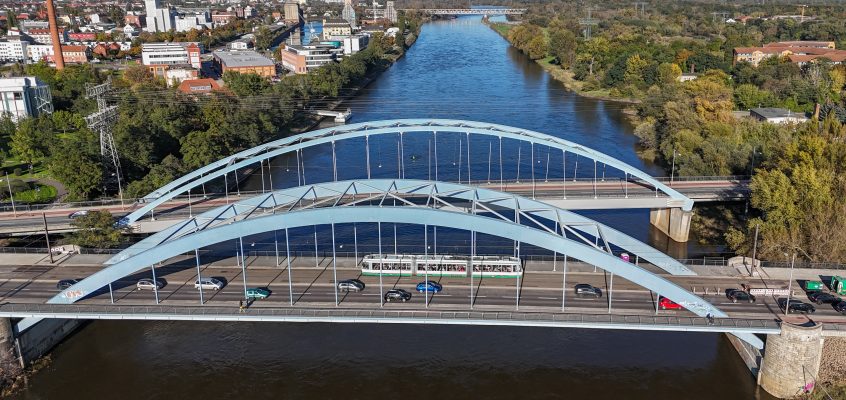 Luftaufnahme einer Straßenbahn, die über die Jerusalembrücke fährt.