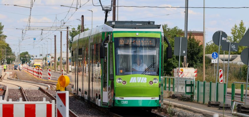 Straßenbahn der Linie 10 in der MVB Strabag Baustelle am August Bebel Damm in Rothensee