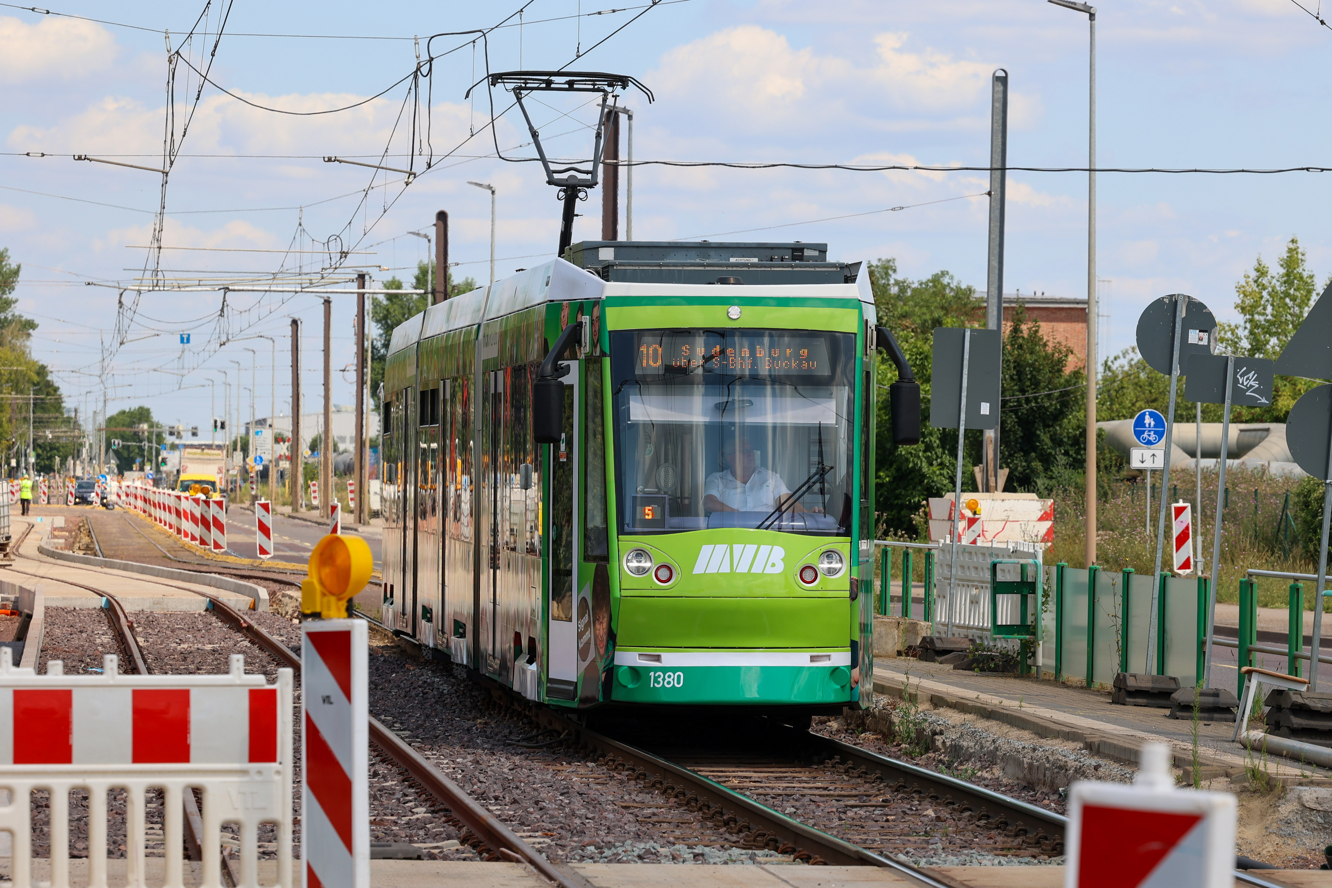 Straßenbahn der Linie 10 in der MVB Strabag Baustelle am August Bebel Damm in Rothensee