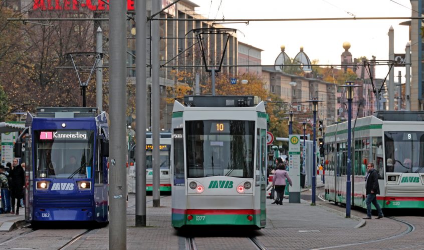 Haltestellenkomplex mit regem Bahnverkehr der Magdeburger Verkehrsbetriebe am Alten Markt