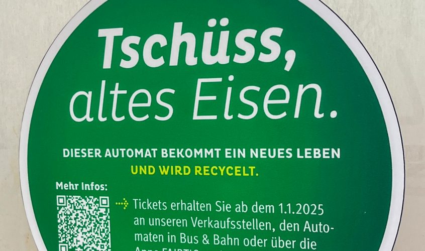 MVB Fahrkartenautomat mit Sticker: Tschüss altes Eisen; dieser Automat bekommt ein neues Leben und wird recycelt