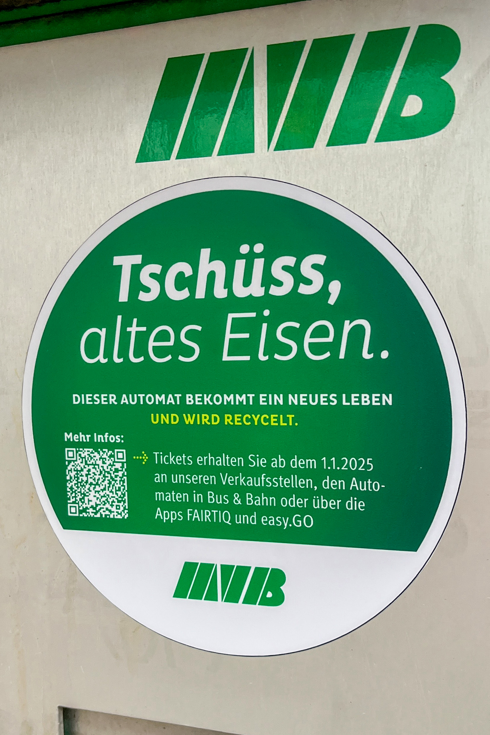 MVB Fahrkartenautomat mit Sticker: Tschüss altes Eisen; dieser Automat bekommt ein neues Leben und wird recycelt