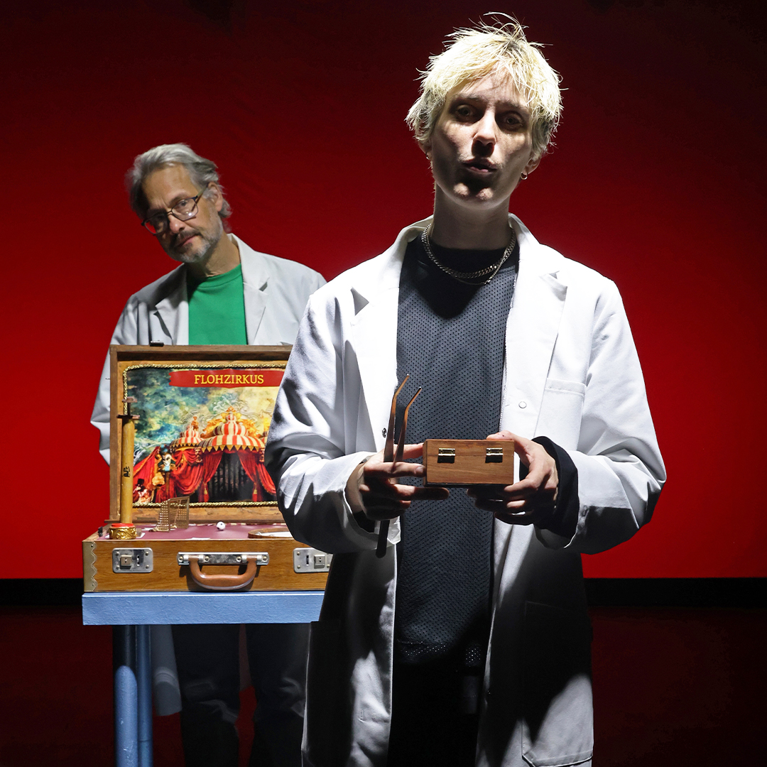 Werbefoto aus dem Theaterstück "Ödipus in der Giftfabrik" des Theaters Magdeburg