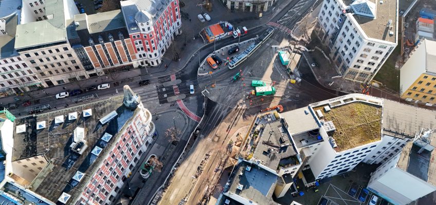 Luftbildaufaufnahme von der Baustelle auf dem Hasselbachplatz während eine Straßenbahn über den Platz fährt.