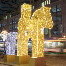 Lichtinstallation des Magdeburger Reiters mit einer fahrenden Straßenbahn im Hintergrund