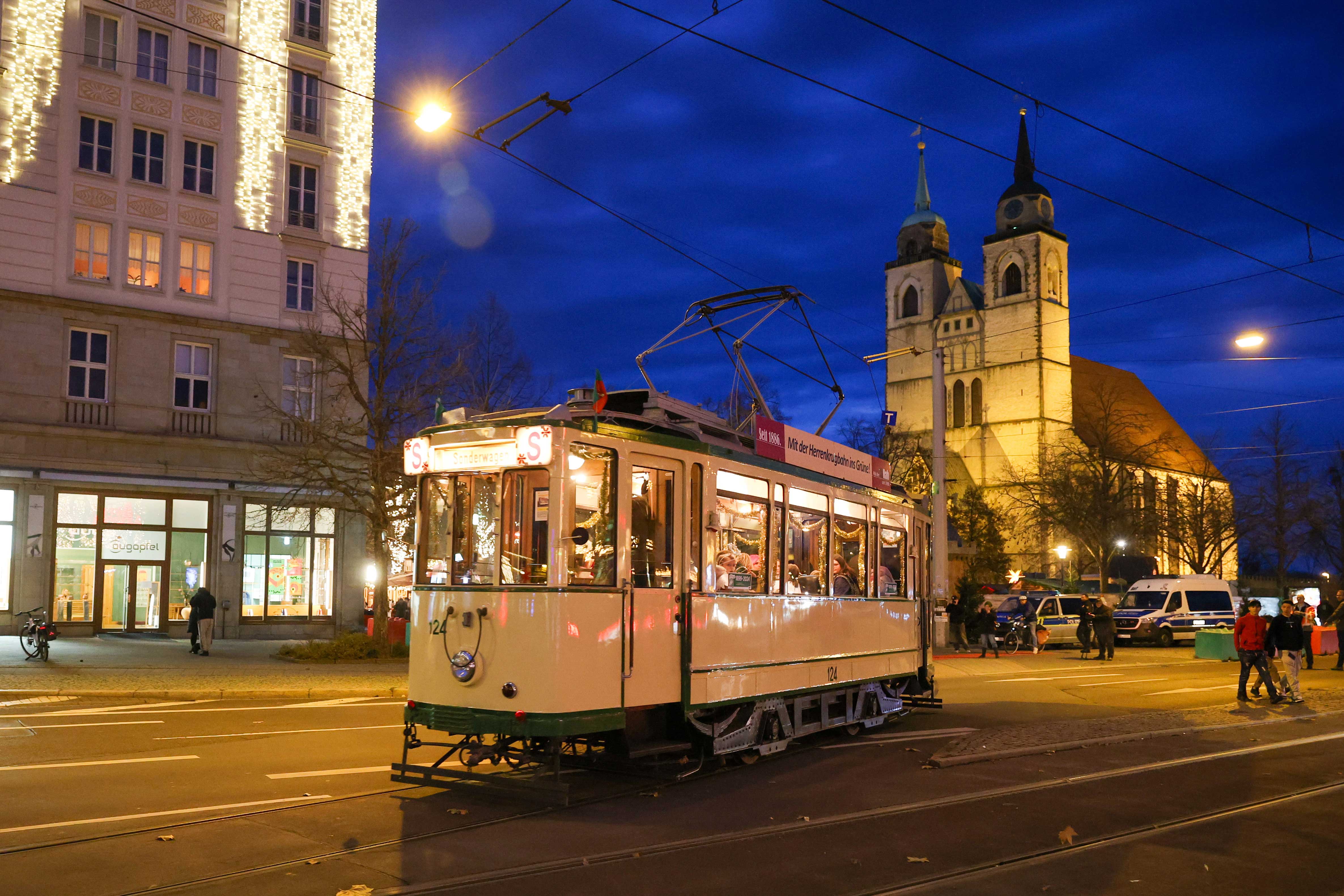 Ein alter Sonderwagen der Magdeburger Verkehrsbetriebe fährt über die weihnachtlich geschmückte Ernst-Reuther-Allee