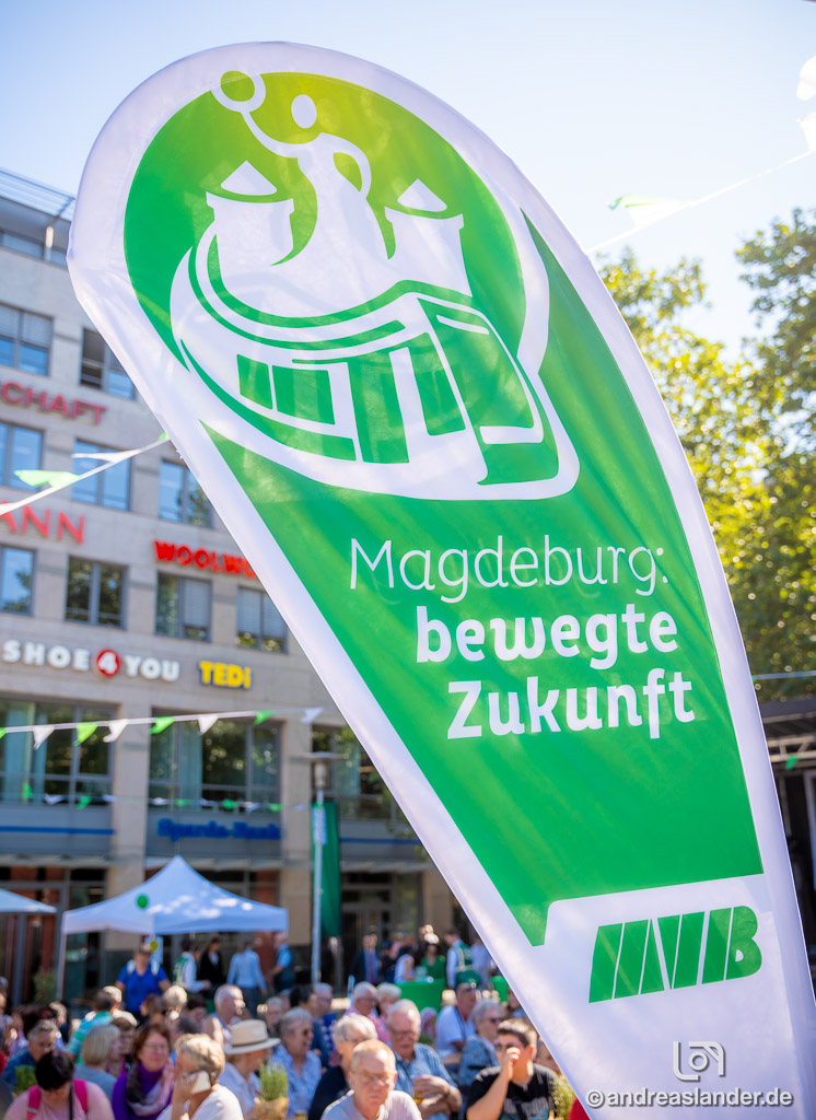 Werbefahne der MVB auf dem Fest zur Vorstellung der neuen Flexity Straßenbahn mit der Aufschrift Magdeburg: bewegte Zukunft