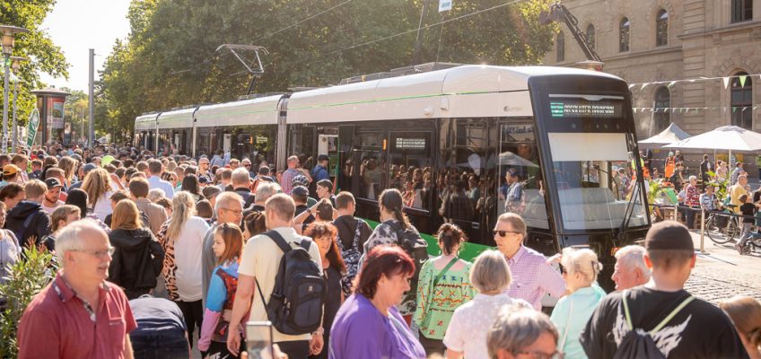 Event der Magdeburger Verkehrsbetriebe zur Vorstellung der neuen Flexity Straßenbahn auf dem Bahnhofsvorplatz