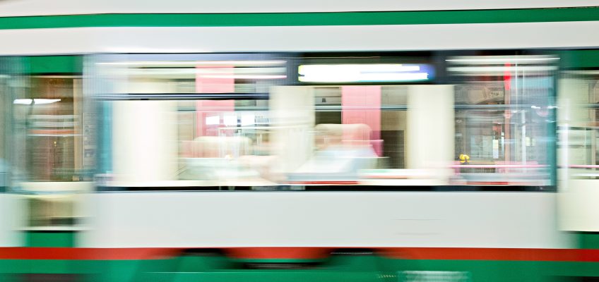 Bewegungsunscharfe Aufnahme einer Straßenbahn während der Fahrt