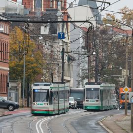 Straßenbahn der Linie 2, die durch die Straßen in Buckau fährt