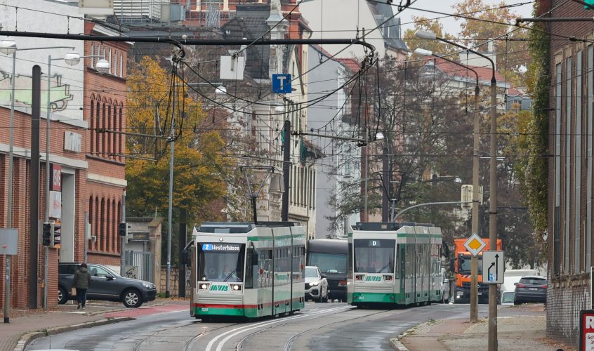 Straßenbahn der Linie 2, die durch die Straßen in Buckau fährt