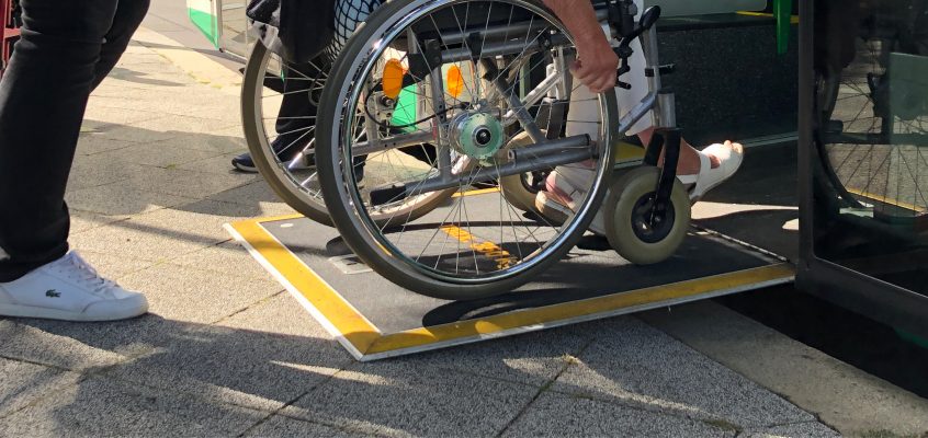 Barrierefreies Einsteigen durch Rampen für Rollstuhlfahrer in Bussen und Bahnen der Magdeburger Verkehrsbetriebe.