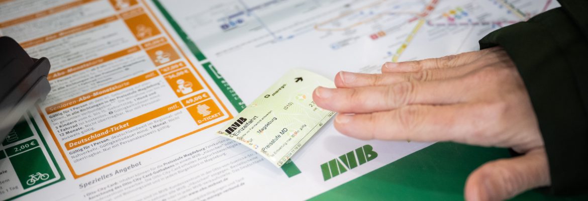 Verkauf einer Einzelfahrt Fahrkarte der Magdeburger Verkehrsbetriebe.