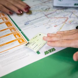 Verkauf einer Einzelfahrt Fahrkarte der Magdeburger Verkehrsbetriebe.