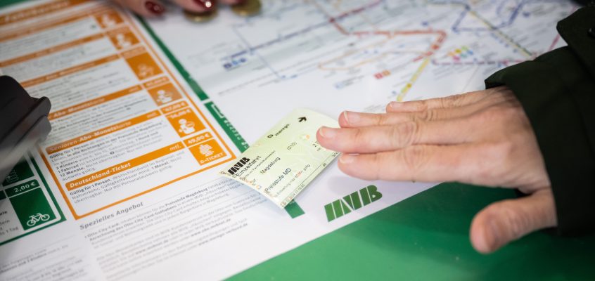 Verkauf einer Einzelfahrt Fahrkarte der Magdeburger Verkehrsbetriebe.