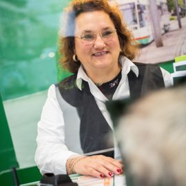 Aufnahme einer lächelnde Dame des Service Personals der Magdeburger Verkehrsbetriebe in einem MVB-Häuschen.