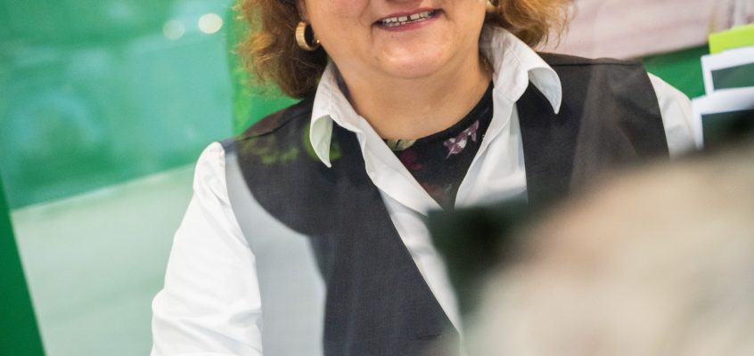Aufnahme einer lächelnde Dame des Service Personals der Magdeburger Verkehrsbetriebe in einem MVB-Häuschen.