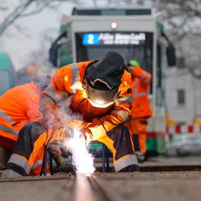 06.02.2025 Sachsen Anhalt Magdeburg MVB Baustelle Alt Fermersleben 91 Gleisbruch Firma Bau Schweisser Funken Flex Gleisbaustelle Vollsperrung Mitarbeiter Gleisbau Bagger Schiene Vollsperrung Strassenbahn Magdeburger Verkehrsbetriebe