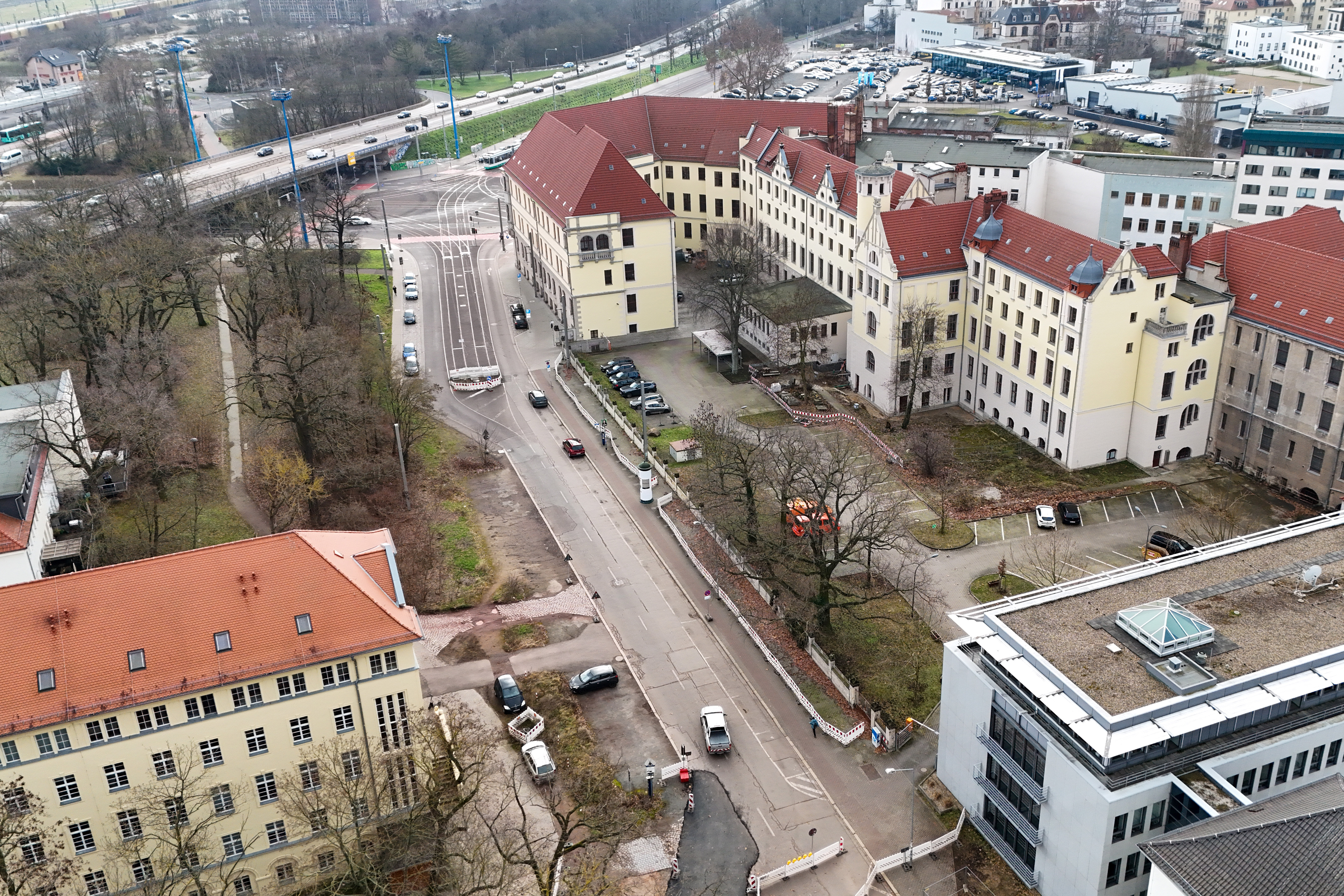 Straßensperrung am Editharing in Stadtfeld von oben, mit Blick auf den Damaschkeplatz.
