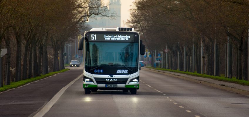 Bus der Linie 51 mit dem Dom im Hintergrund
