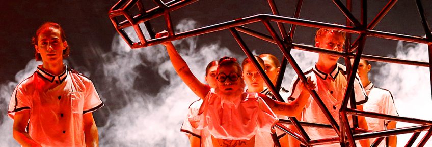 Foto aus der Aufführung von Carmen/Morgenröte eines Stieres im Opernhaus Magdeburg.