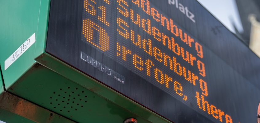 Nahaufnahme der digitalen Fahrgastinformation am Abrosiusplatz während der Wartungsarbeiten.