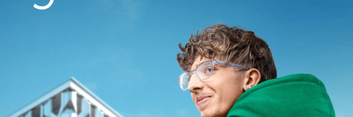 Passt für die ganze Stadt. Dein persönliches MVB-Abo. Lucien Berger, Deutscher U20-Meister im 4×400-Meter-Staffellauf, hier im MVB-Hoodie mit der Filiale GALERIA Magdeburg im Hintergrund.