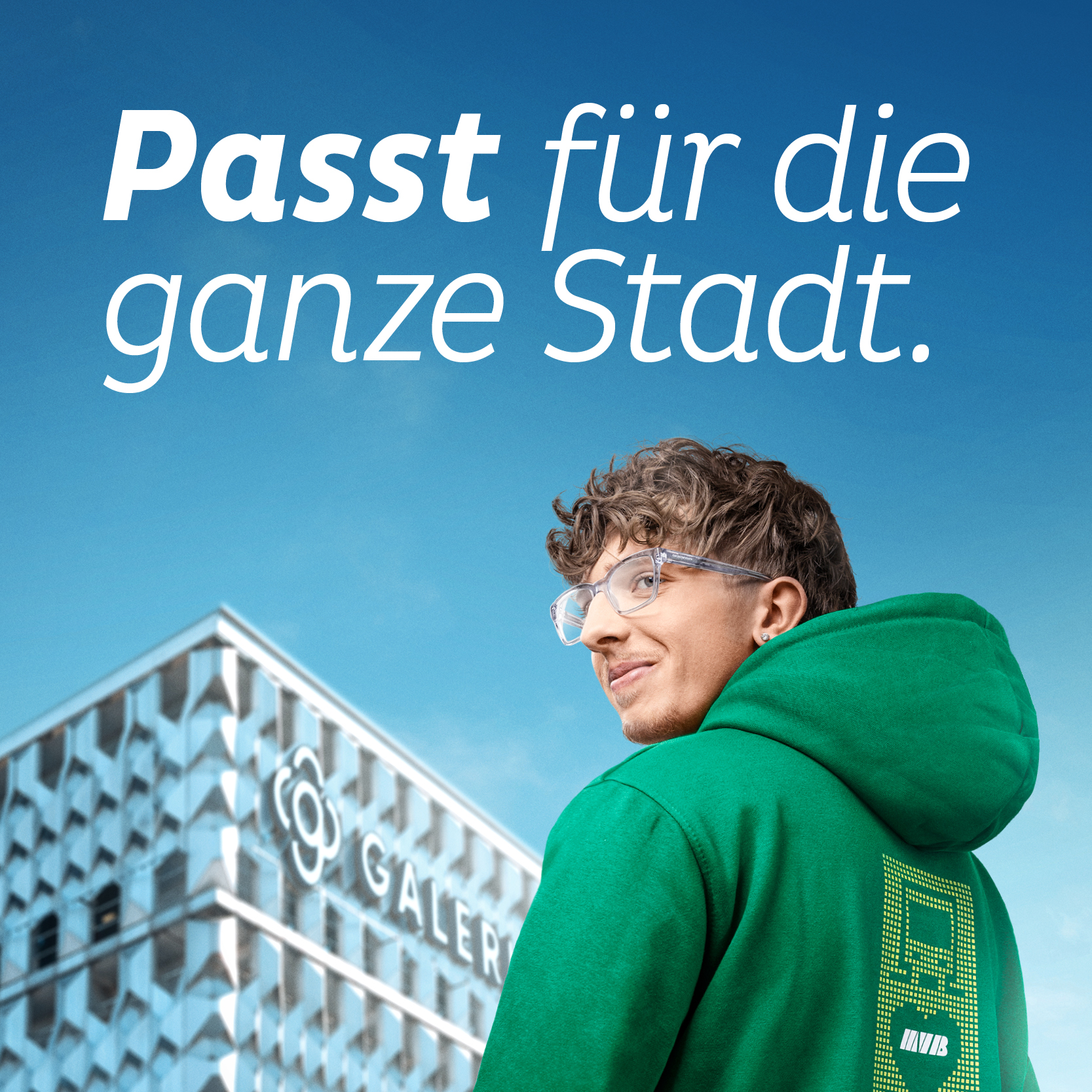 Passt für die ganze Stadt. Dein persönliches MVB-Abo. Lucien Berger, Deutscher U20-Meister im 4×400-Meter-Staffellauf, hier im MVB-Hoodie mit der Filiale GALERIA Magdeburg im Hintergrund.