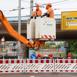 MVB-Mitarbeiter kappen die Oberleitung am Damaschkeplatz