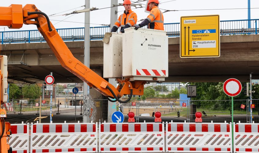 MVB-Mitarbeiter kappen die Oberleitung am Damaschkeplatz
