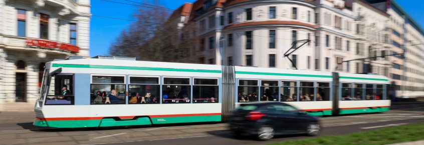 Strassenbahn in Stadtfeld fährt am Tulpenbaum Ecke Goethestrasse vorbei