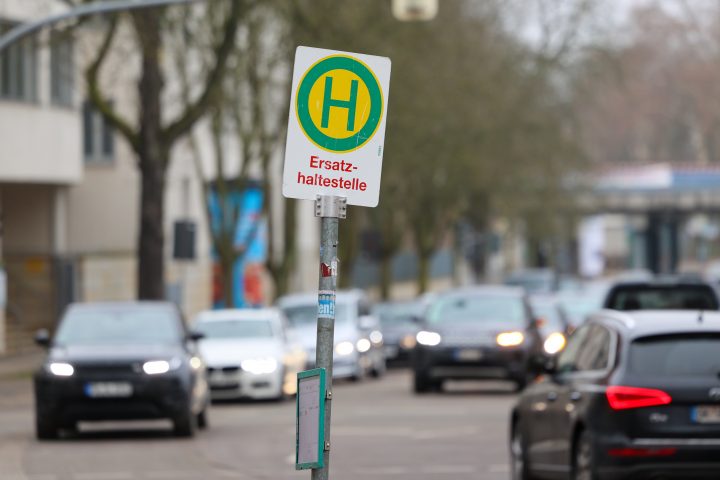 Ersatzhaltestellenschild für die Haltestelle Seumestraße