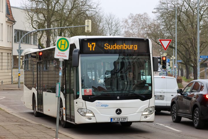 Schienenersatzverkehr, Bus Linie 47, an der Ersatzhaltestelle Seumestraße