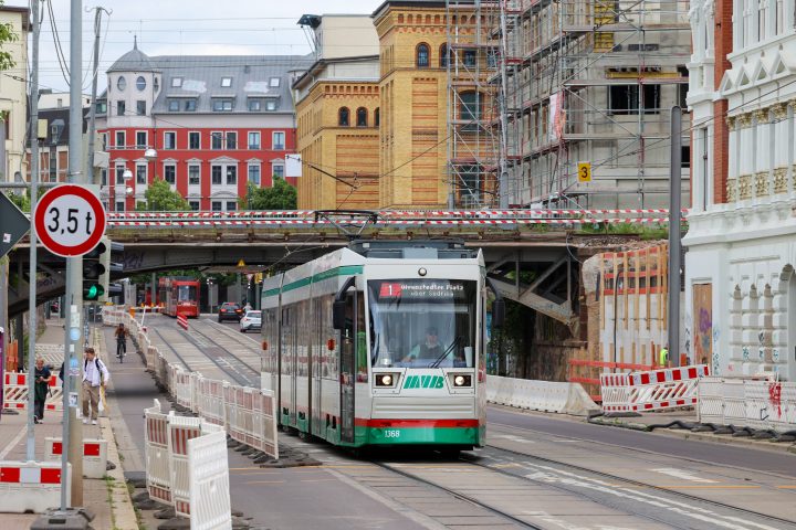 Straßenbahn fährt unterhalb der Eisenbahnbrücke in der Hallischen Straße.