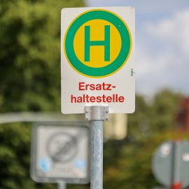 Symboldbild eines Ersatzhaltestellenschildes