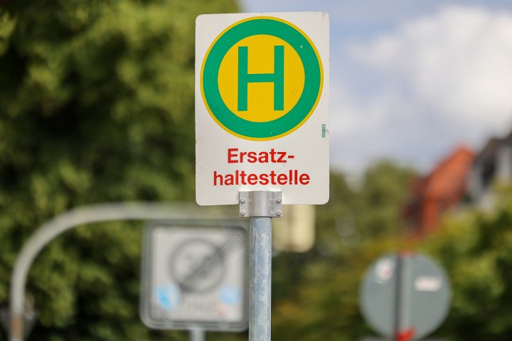 Symboldbild eines Ersatzhaltestellenschildes