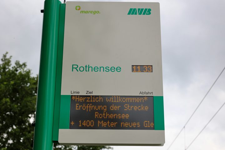 Fahrgastinformationsanzeige in Rothensee mit Hinweistext zur Eröffnung der Straßenbahnstrecke Rothensee.