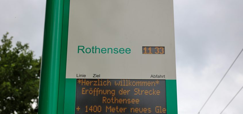 Fahrgastinformationsanzeige in Rothensee mit Hinweistext zur Eröffnung der Straßenbahnstrecke Rothensee.